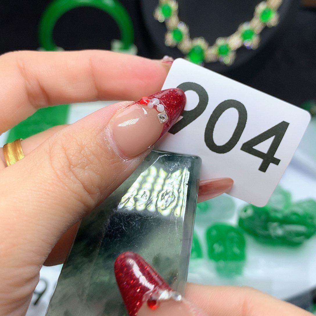 翡翠吊坠(赠链)未镶嵌