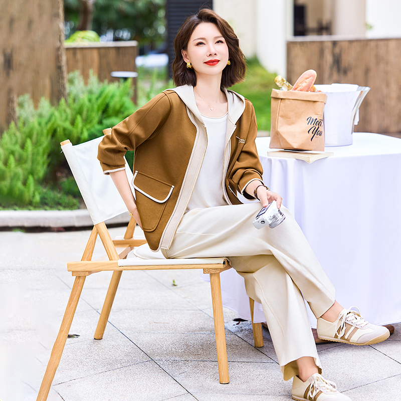 妈妈秋装外套2025新款洋气带帽风衣短款中老年女春秋季夹克上衣服