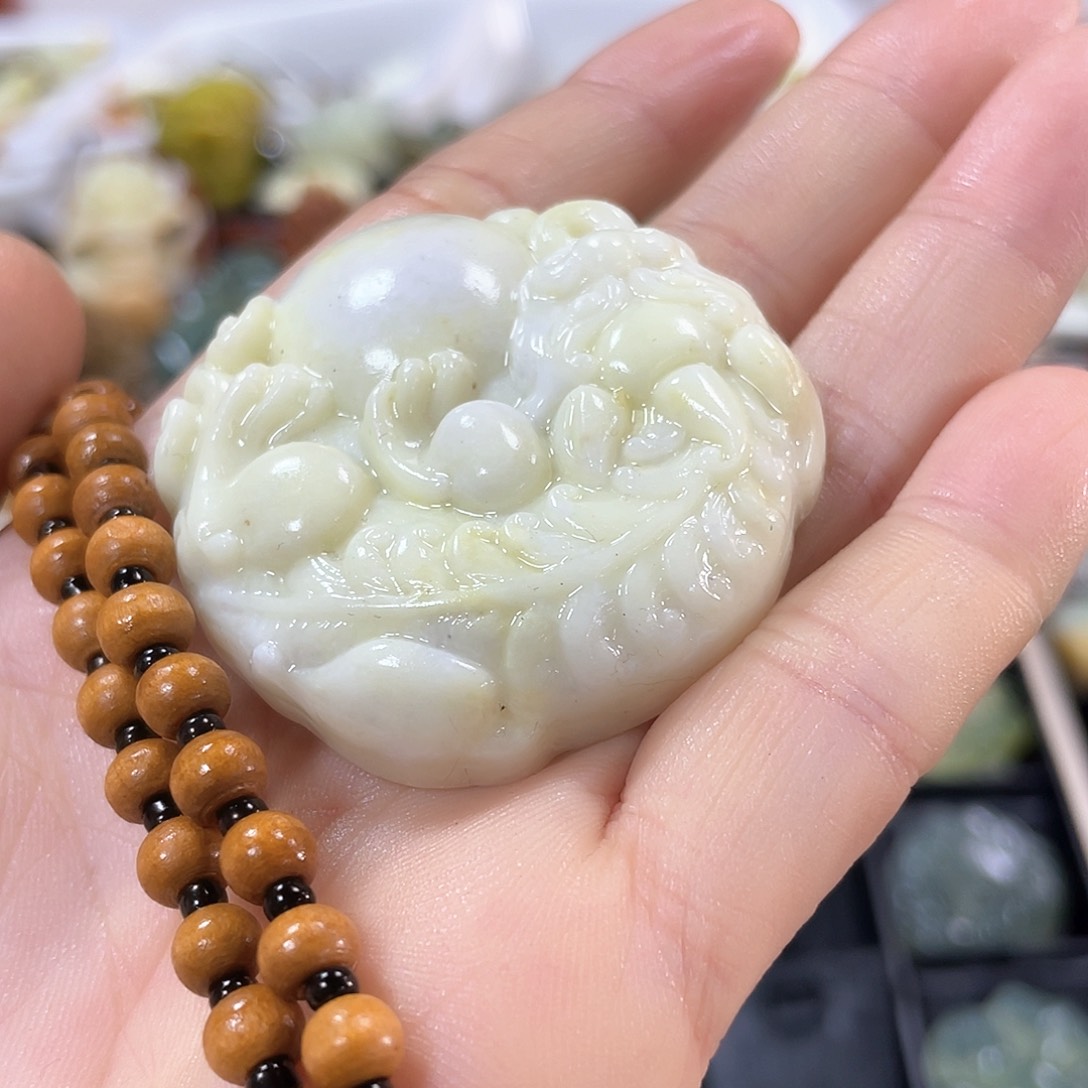 蛇纹石玉颈饰未镶嵌