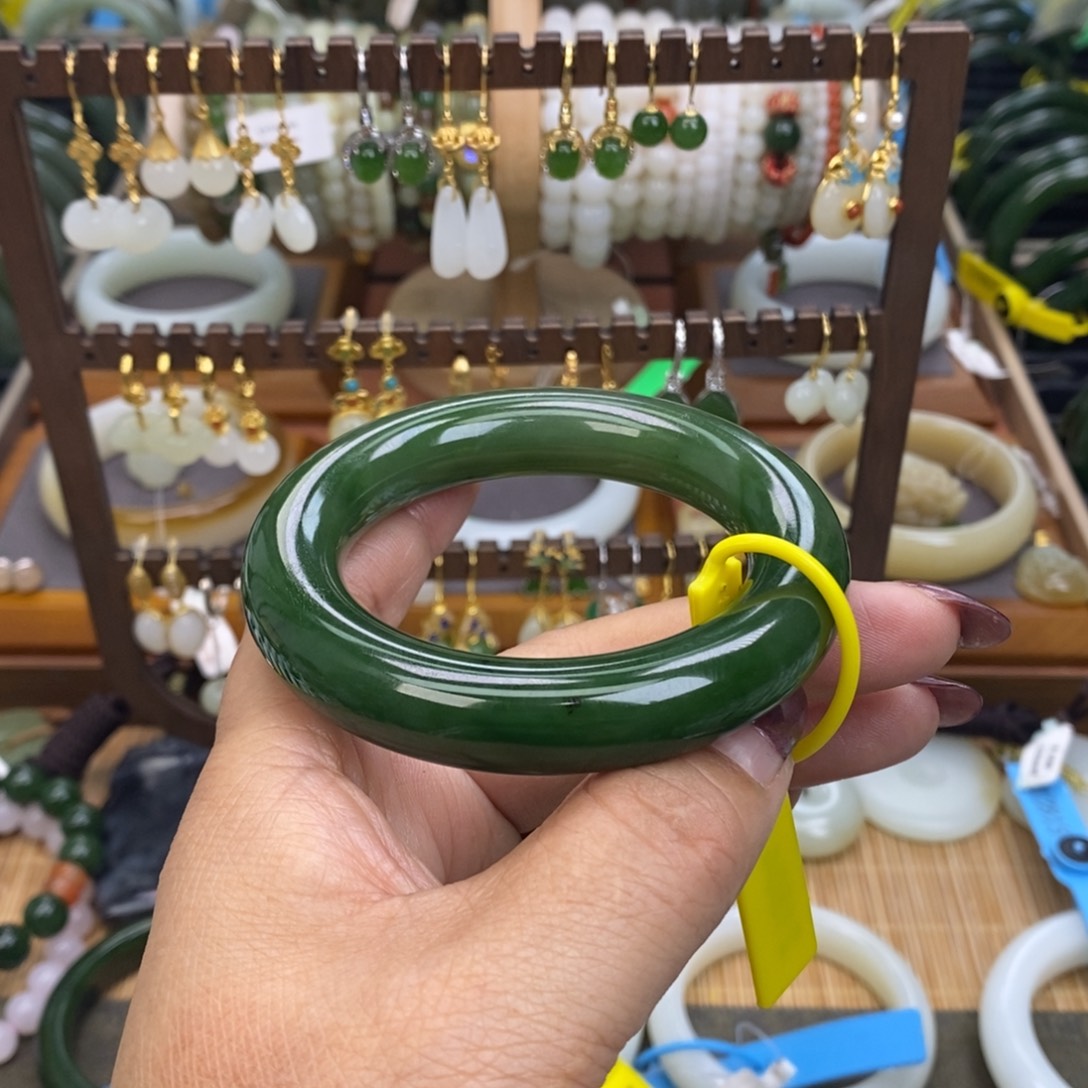 和田玉未镶嵌手镯