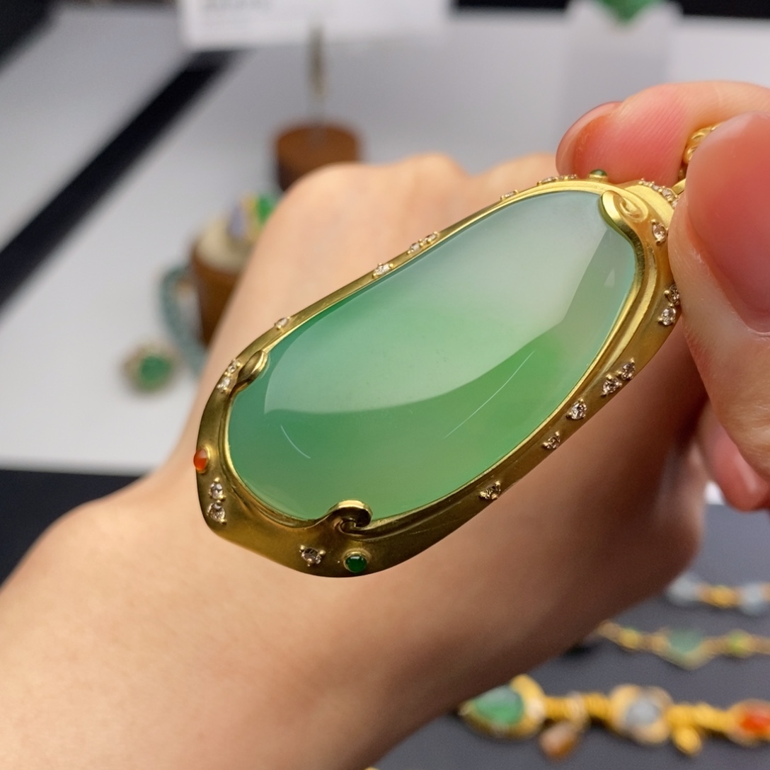 翡翠18K金镶嵌颈饰隐