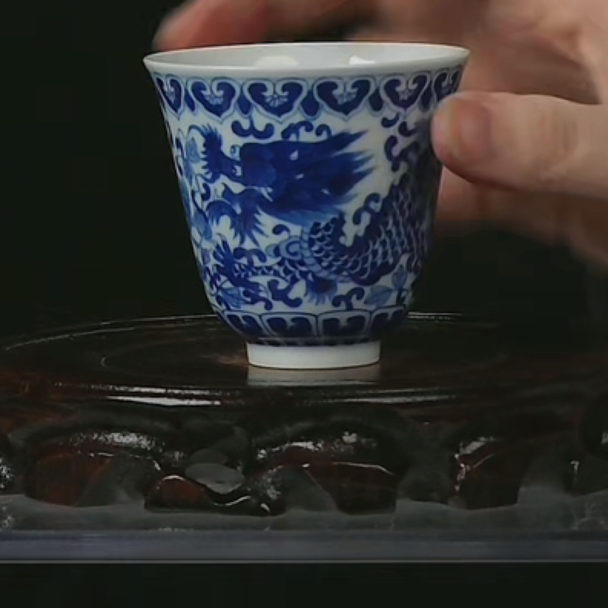 M青花龙穿花纹杯