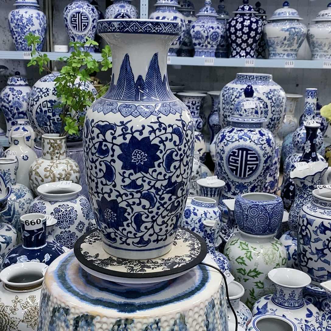 【闪购商品】摆件缠枝莲鱼尾瓶瓷器………………………………