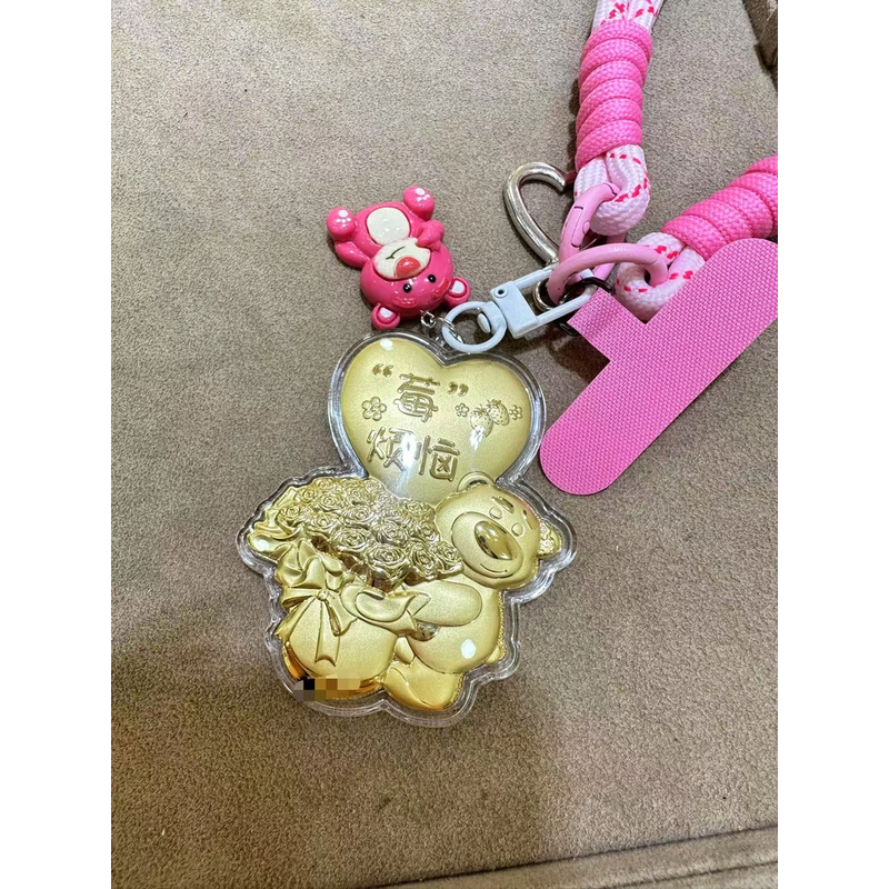 水贝新款 520限定手捧玫瑰花草莓熊手机包包挂件潮款钥匙扣情人节