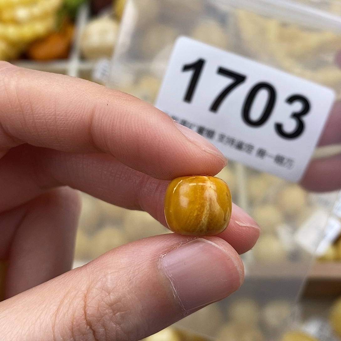 蜜蜡未镶嵌珠宝奇石12