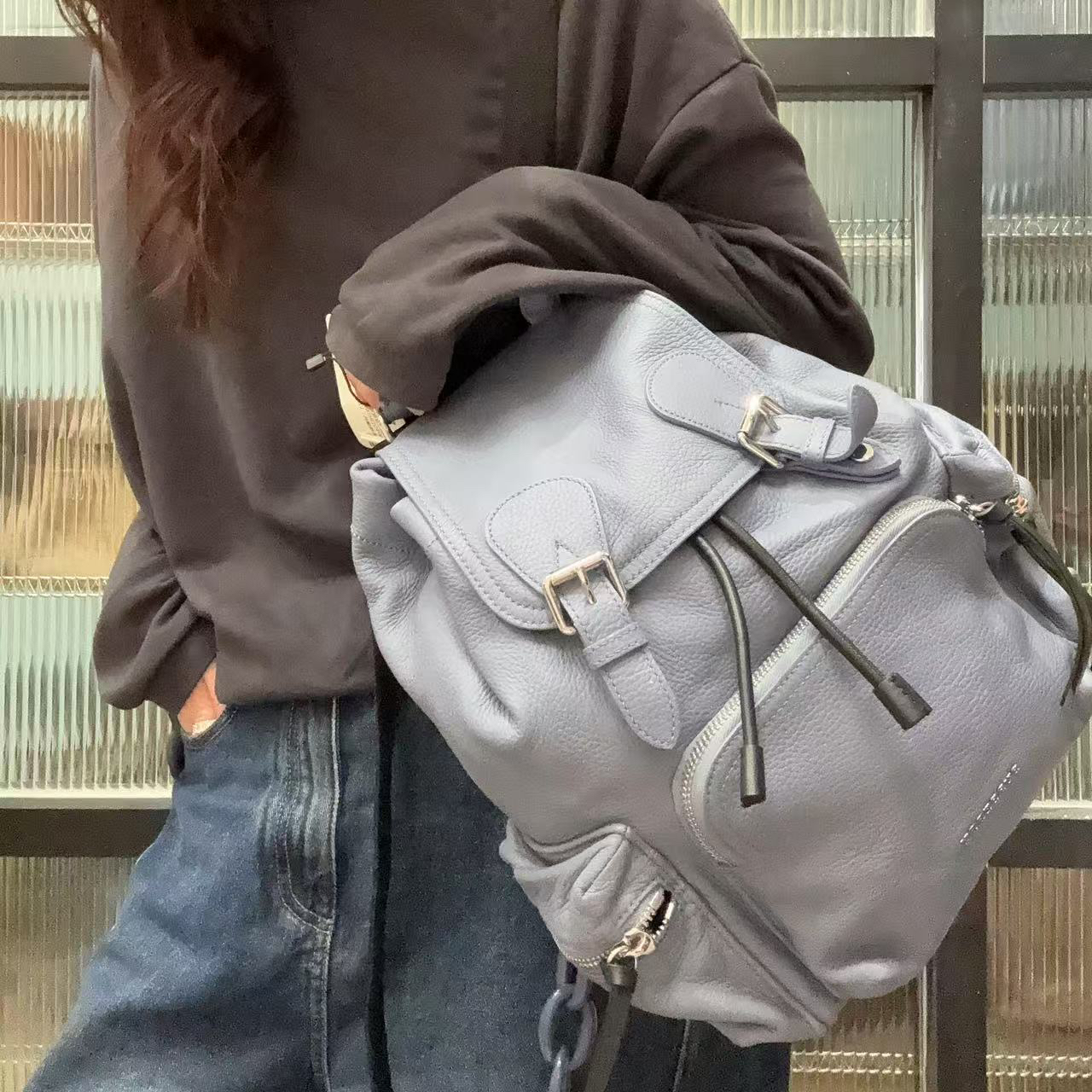 95新 BURBERRY/博柏利 【蕾】 3HT612 雾霾蓝荔枝皮双肩包