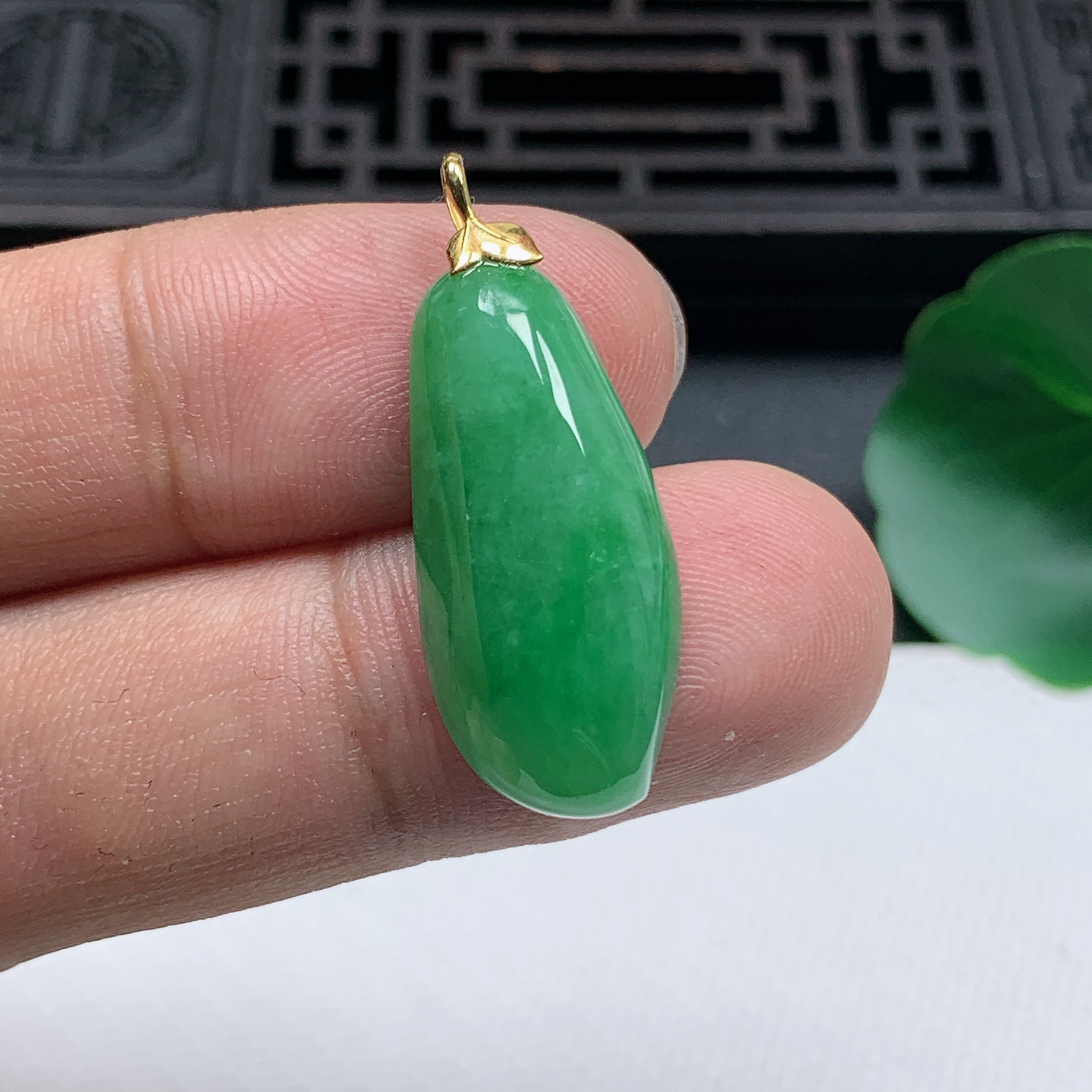 缅甸天然翡翠A货18K金扣飘绿饱满福瓜吊坠尺寸28.3*12.4*6.1mm
