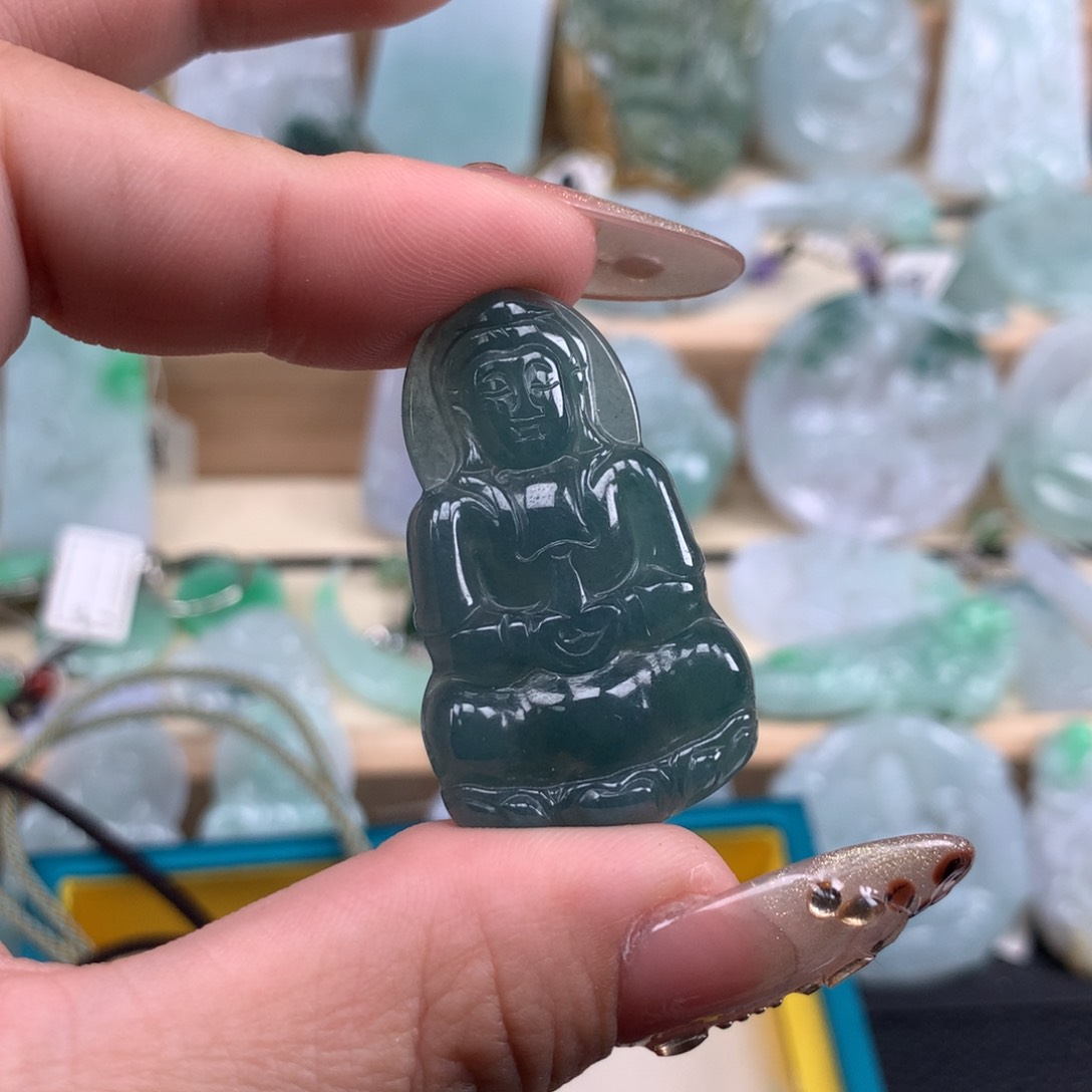 翡翠未镶嵌颈饰观音