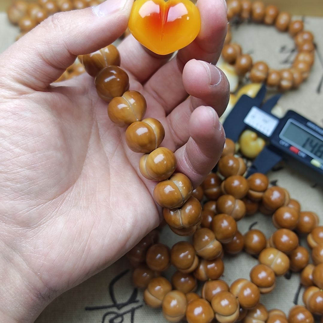 L***U猴头核桃吊坠屁桃手串加爱心