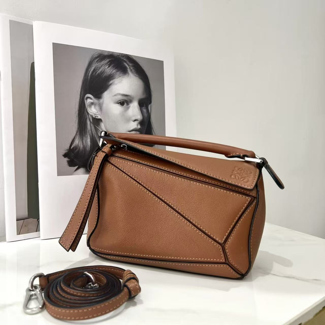 99新 LOEWE/罗意威 迷你焦糖色puzzle单肩包