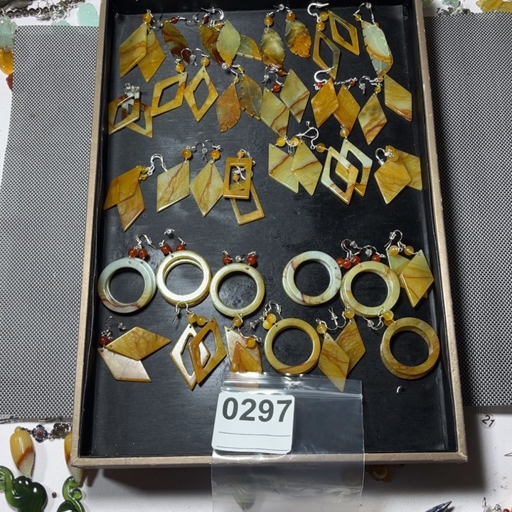 约***盒蛇纹石玉未镶嵌耳饰