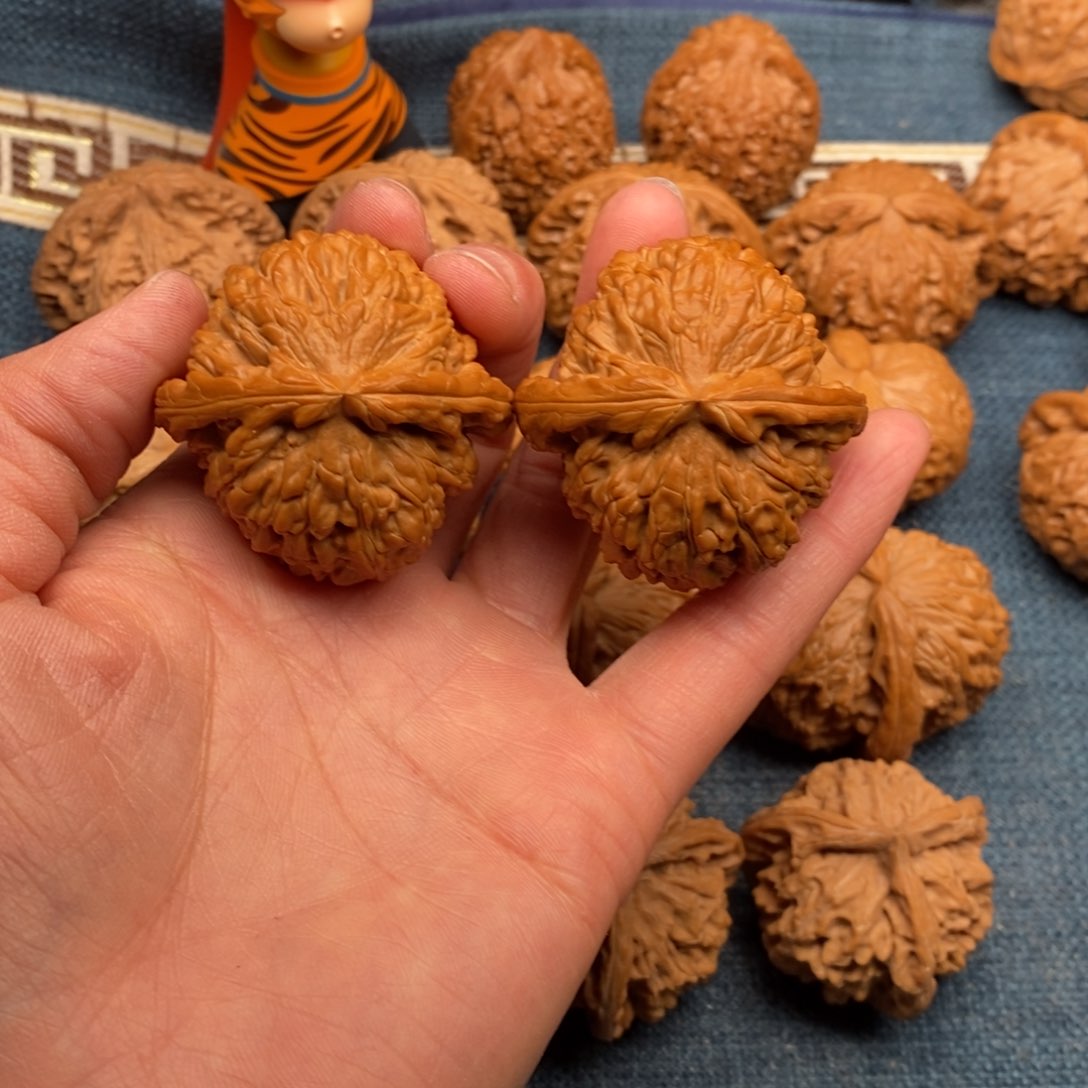 文玩核桃把件43红皮白狮子