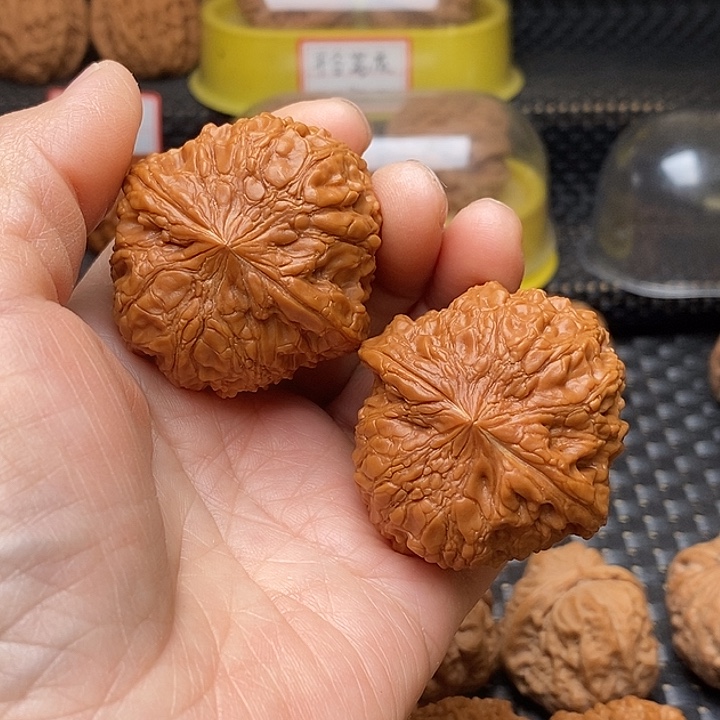 一***葱文玩核桃把件和尚头