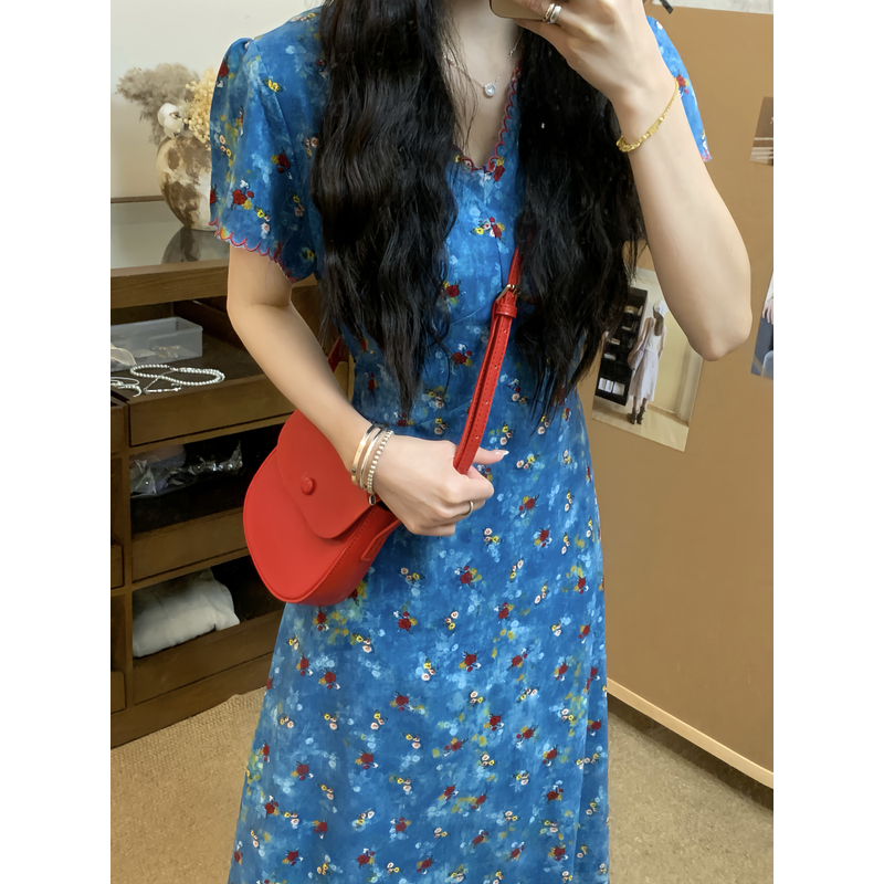 #8236扎染刺绣气质v领碎花显瘦度假风小众设计感蓝色连衣裙