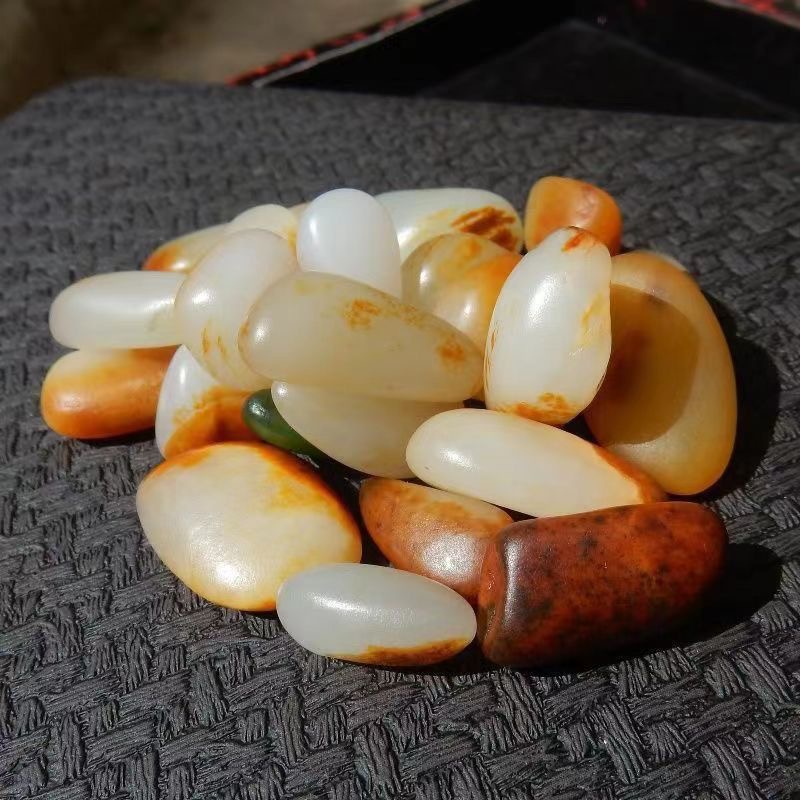 新疆和田玉籽石独特造型天然观赏佳品