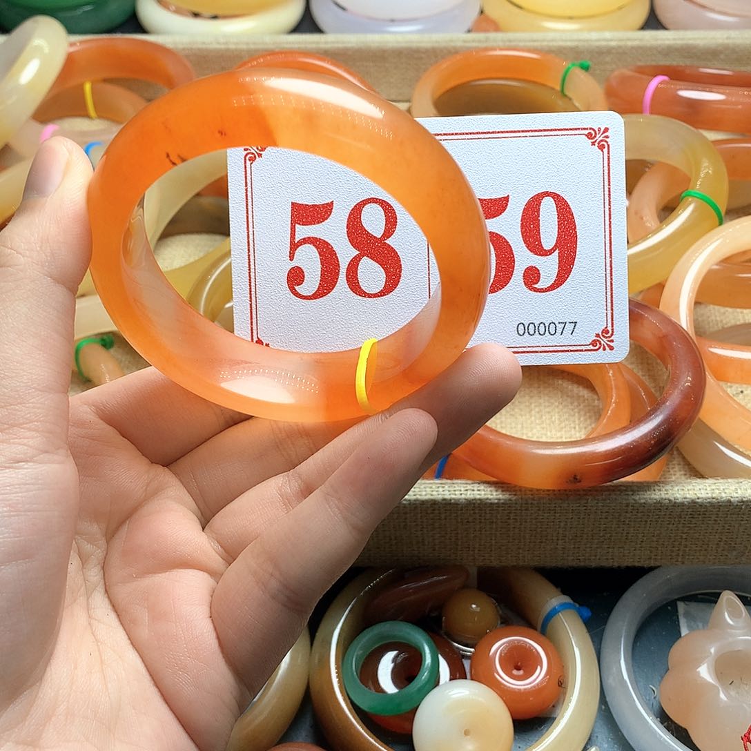 未镶嵌石英质玉（黄龙玉）手镯