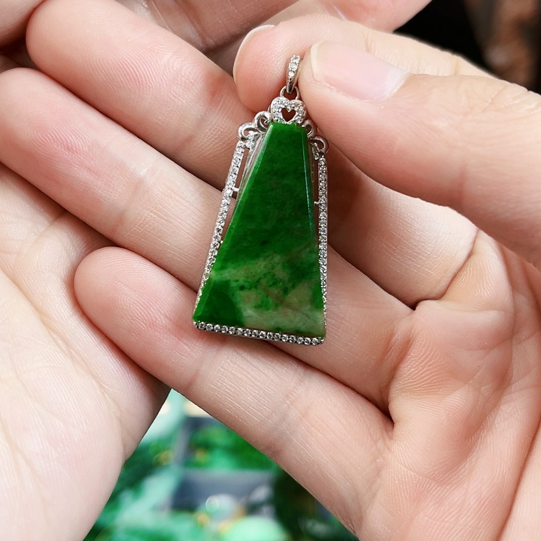 翡翠颈饰未镶嵌吊坠多样性