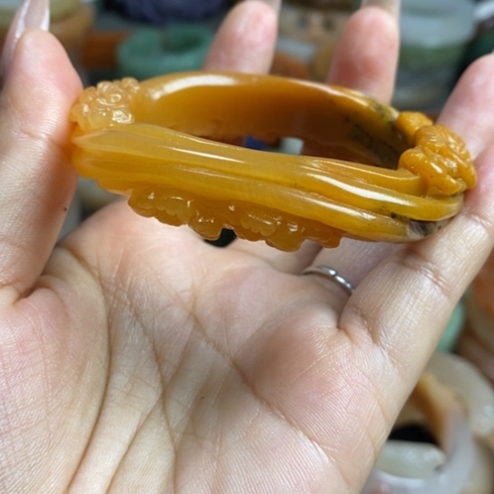 石英质玉未镶嵌雕花手镯