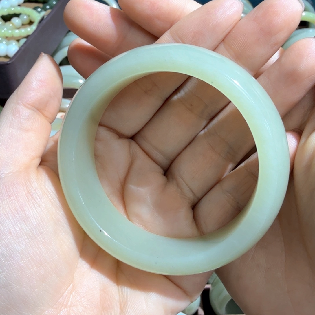 和田玉未镶嵌手镯