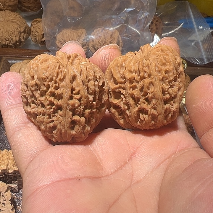 邪****核桃南疆石核桃手把件
