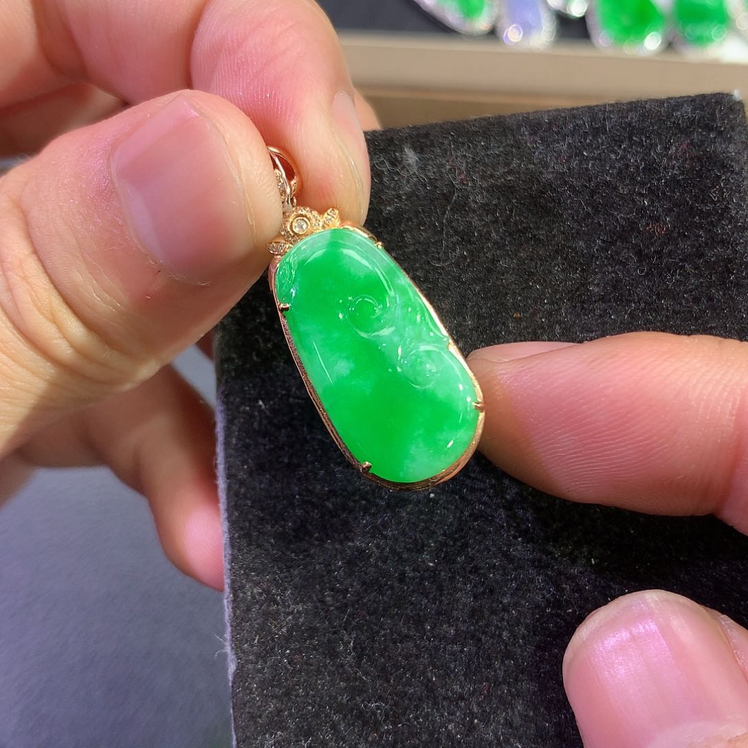 翡翠吊坠(赠链)18K金镶嵌