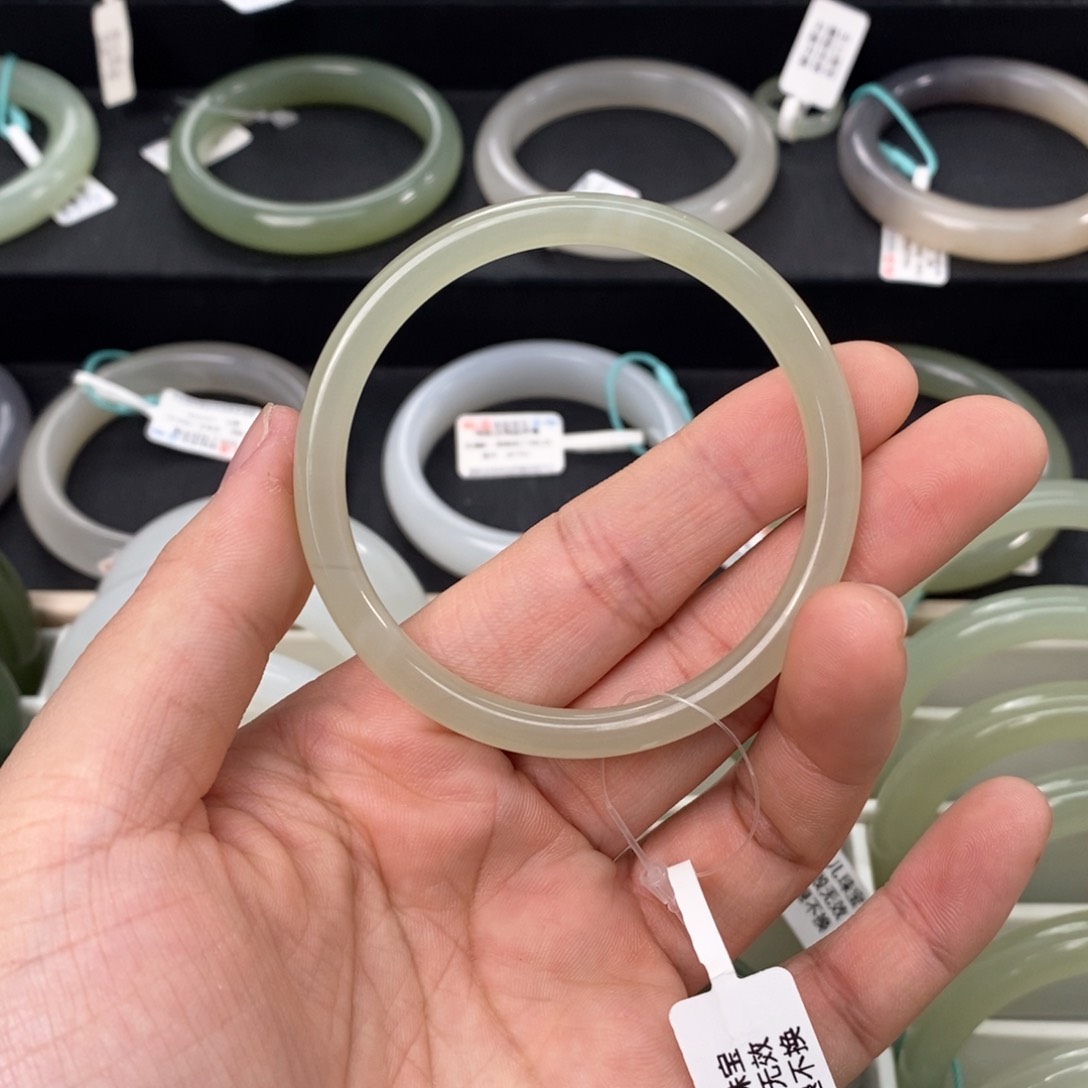 和田玉手镯未镶嵌53.54微瑕