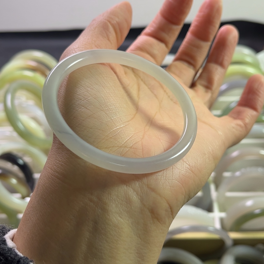 和田玉手镯56.6圈未镶嵌M****