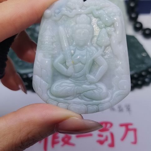 翡翠颈饰未镶嵌天然的A货翡翠