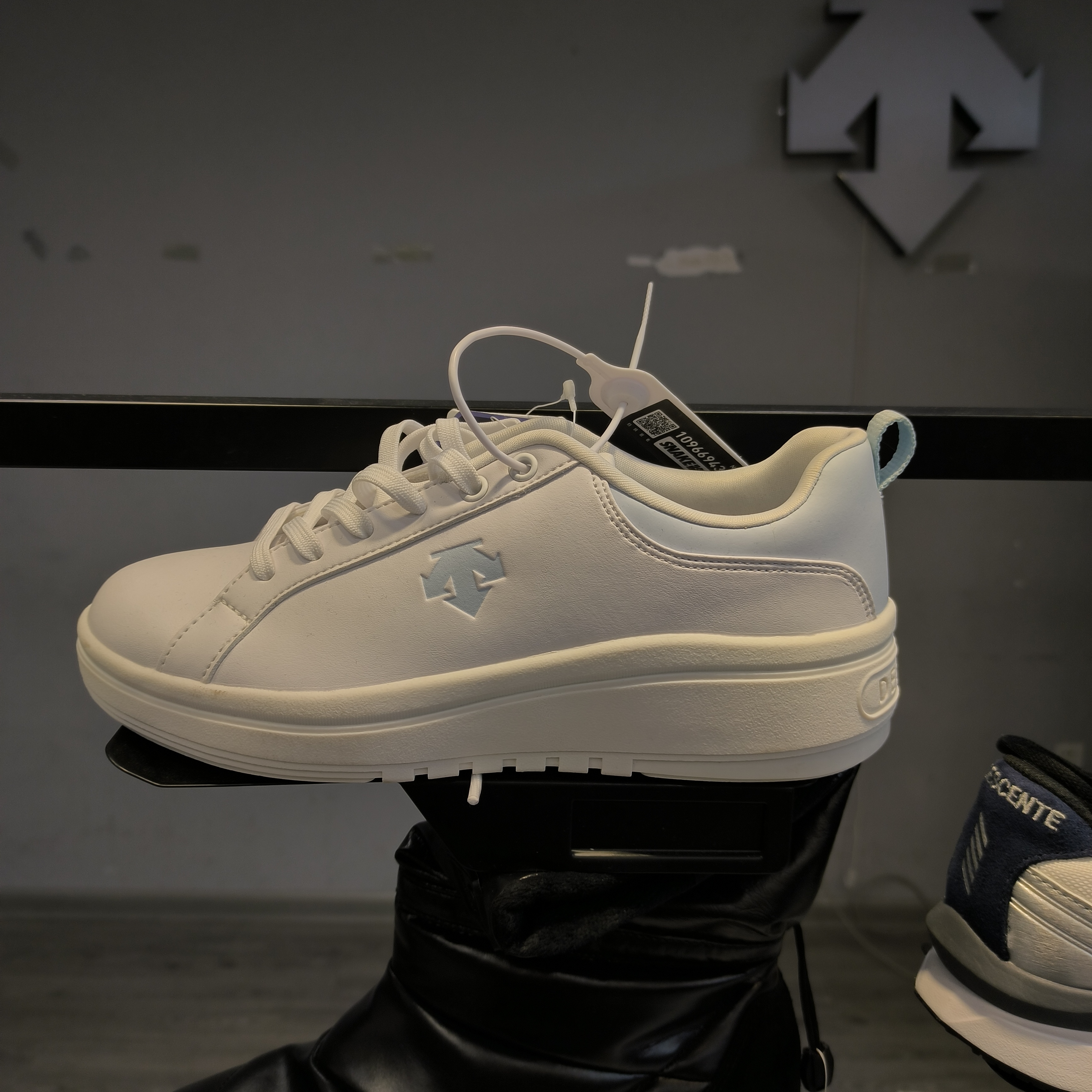 迪桑特DESCENTR浅蓝色皮面休闲运动板鞋LSN11