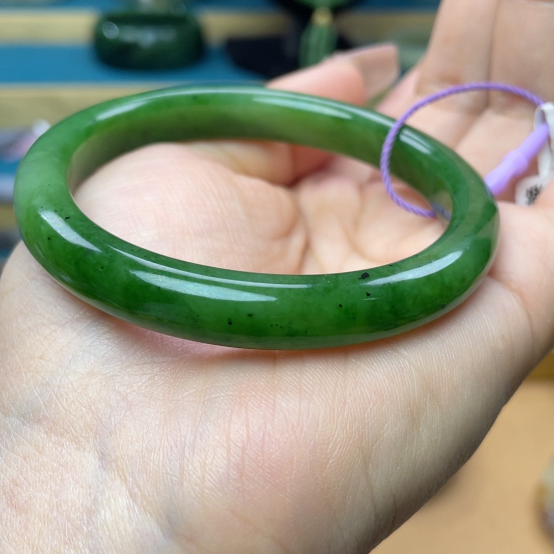 和田玉手镯58圈口。编号69未镶嵌