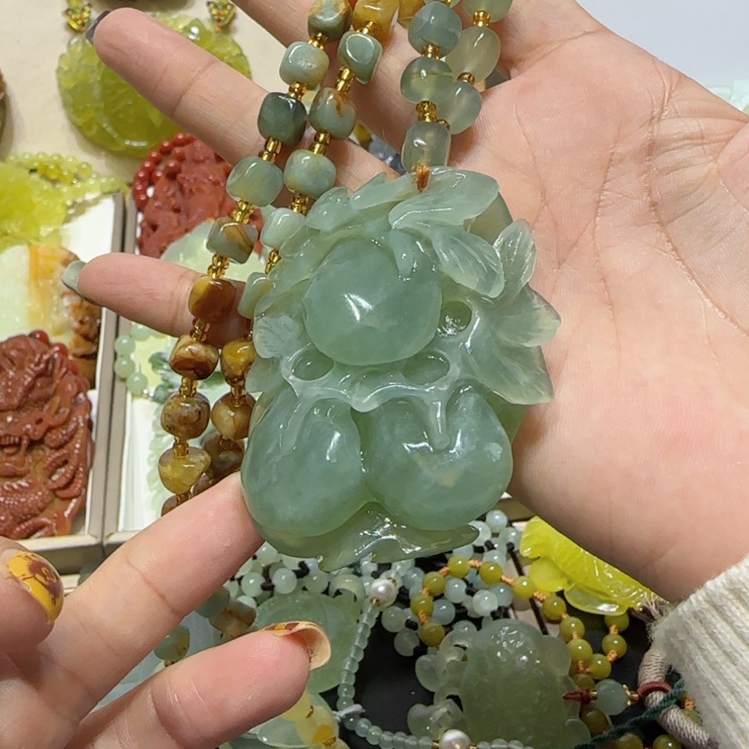 未镶嵌蛇纹石玉吊坠