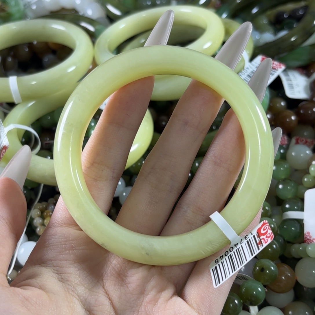 花***树未镶嵌手链和田玉拍5发1。213