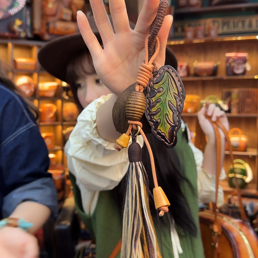 ****子牦牛剖层皮革水铃桐挂件