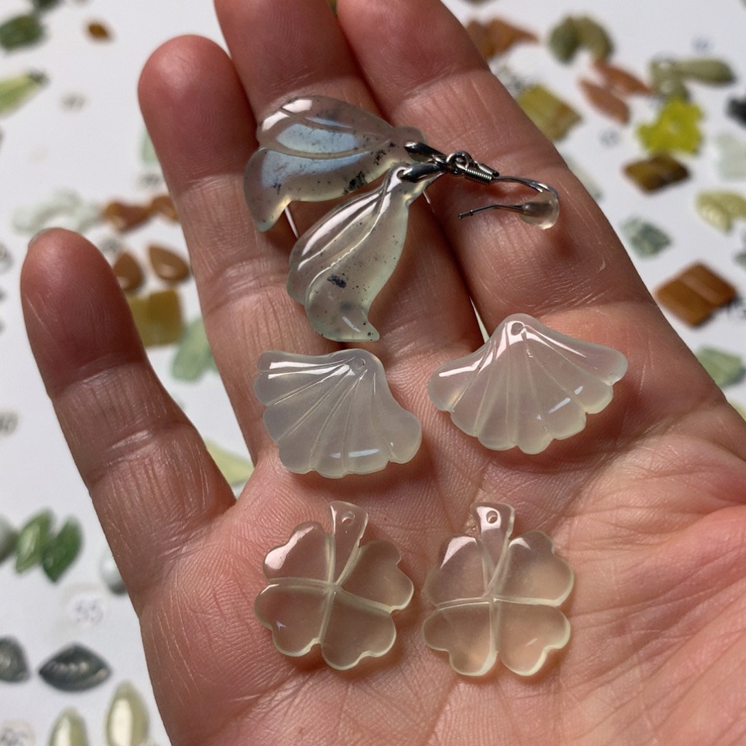 蛇纹石玉未镶嵌耳环