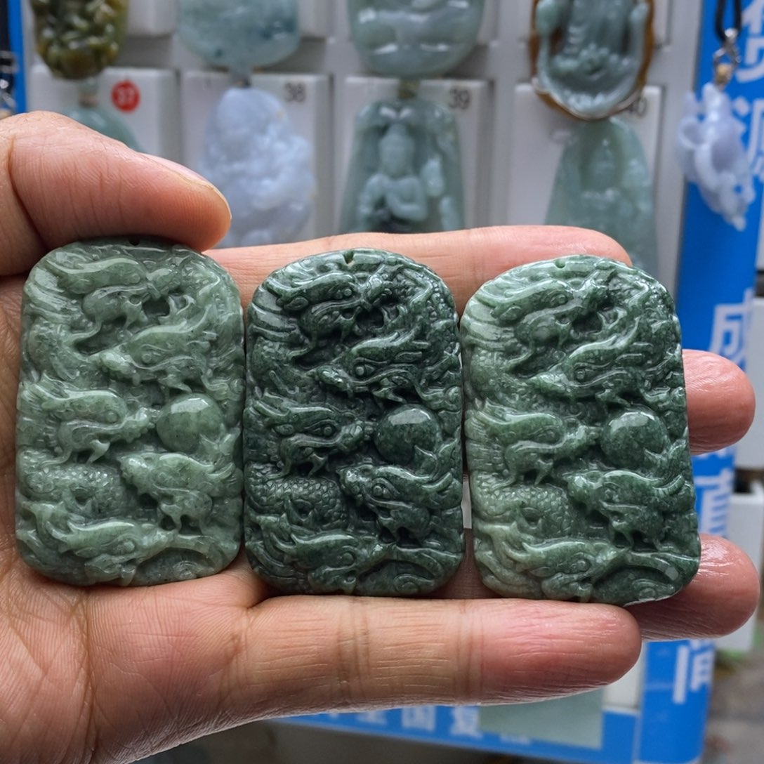 翡翠颈饰未镶嵌龙