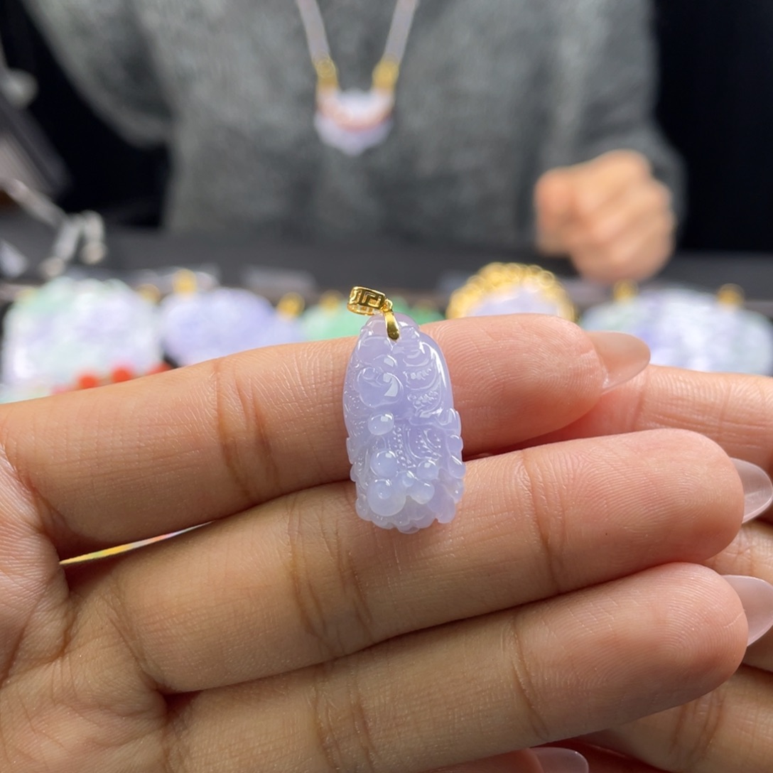 林***儿翡翠未镶嵌颈饰代编织