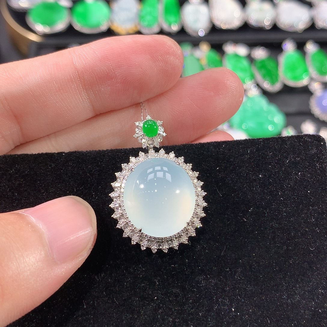 翡翠18K金镶嵌颈饰