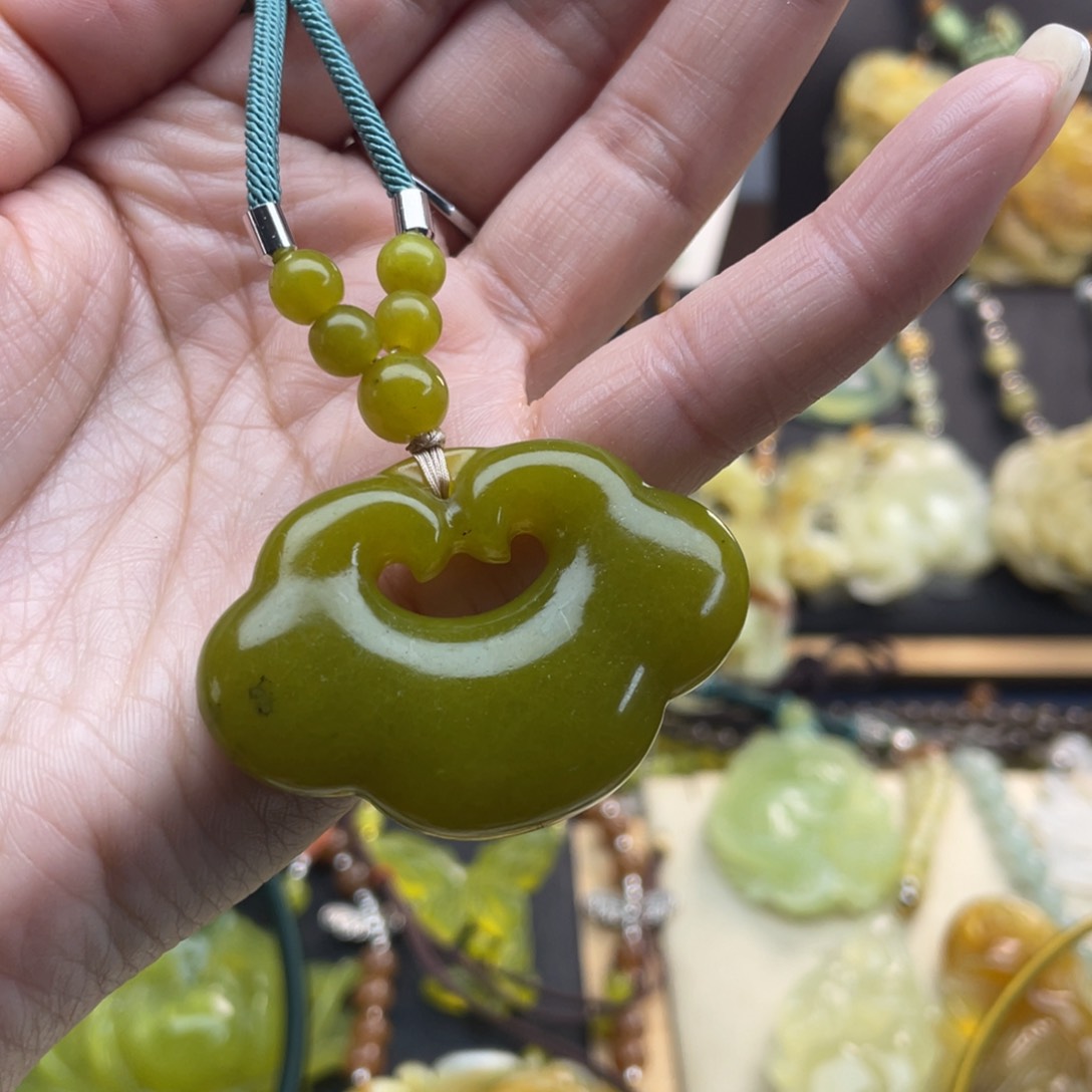 蛇纹石玉颈饰未镶嵌