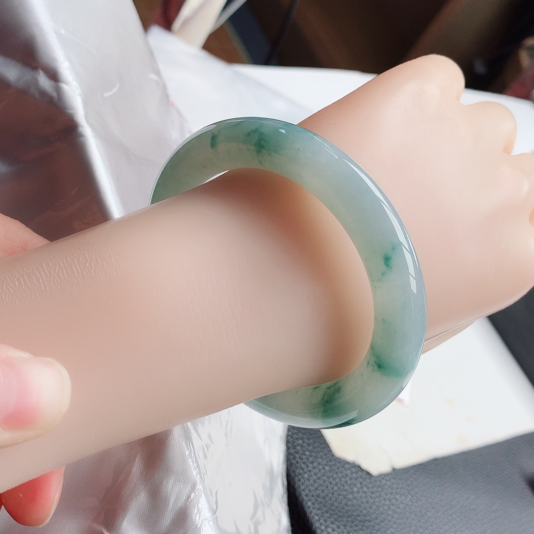 翡翠手镯未镶嵌天然翡翠A货
