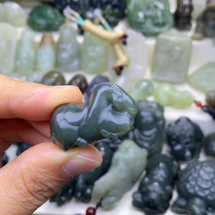 和田玉未镶嵌颈饰