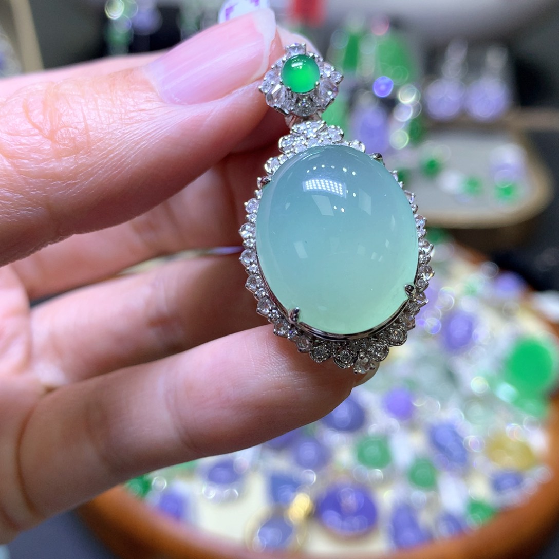 【闪购商品】翡翠颈饰18K金镶嵌翡翠吊坠项链