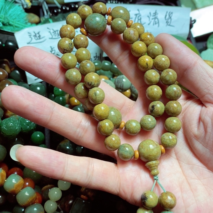 岫岩河磨玉（透闪石质玉）颈饰未镶嵌