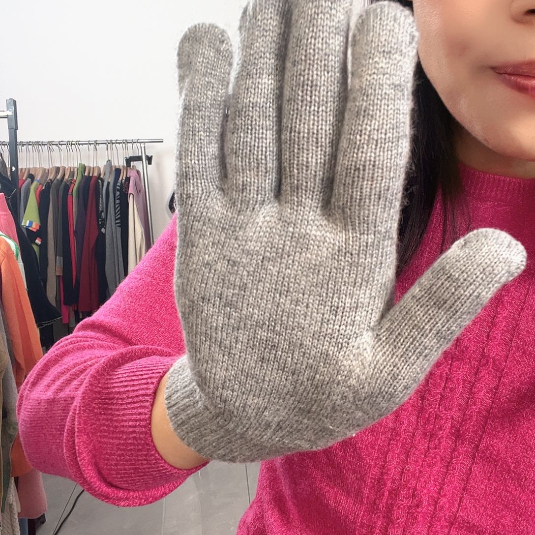 浅灰色羊绒手套8888