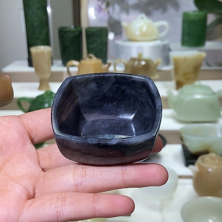 朱***林和田玉未镶嵌挂件青花四方杯