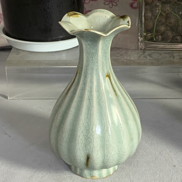 龙泉点彩瓶，花口