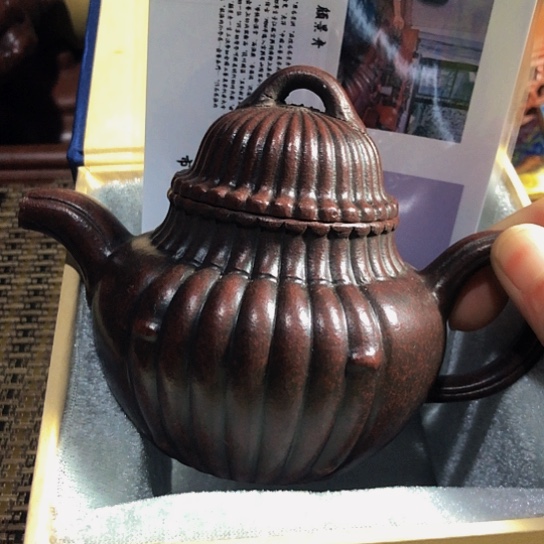 紫砂茶壶原矿泥料手工制作的紫砂壶。