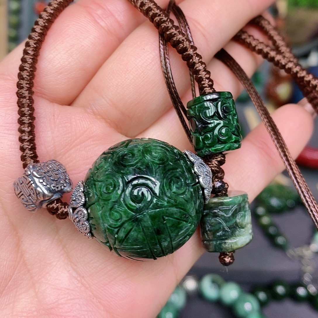 翡翠颈饰未镶嵌漂亮美眉