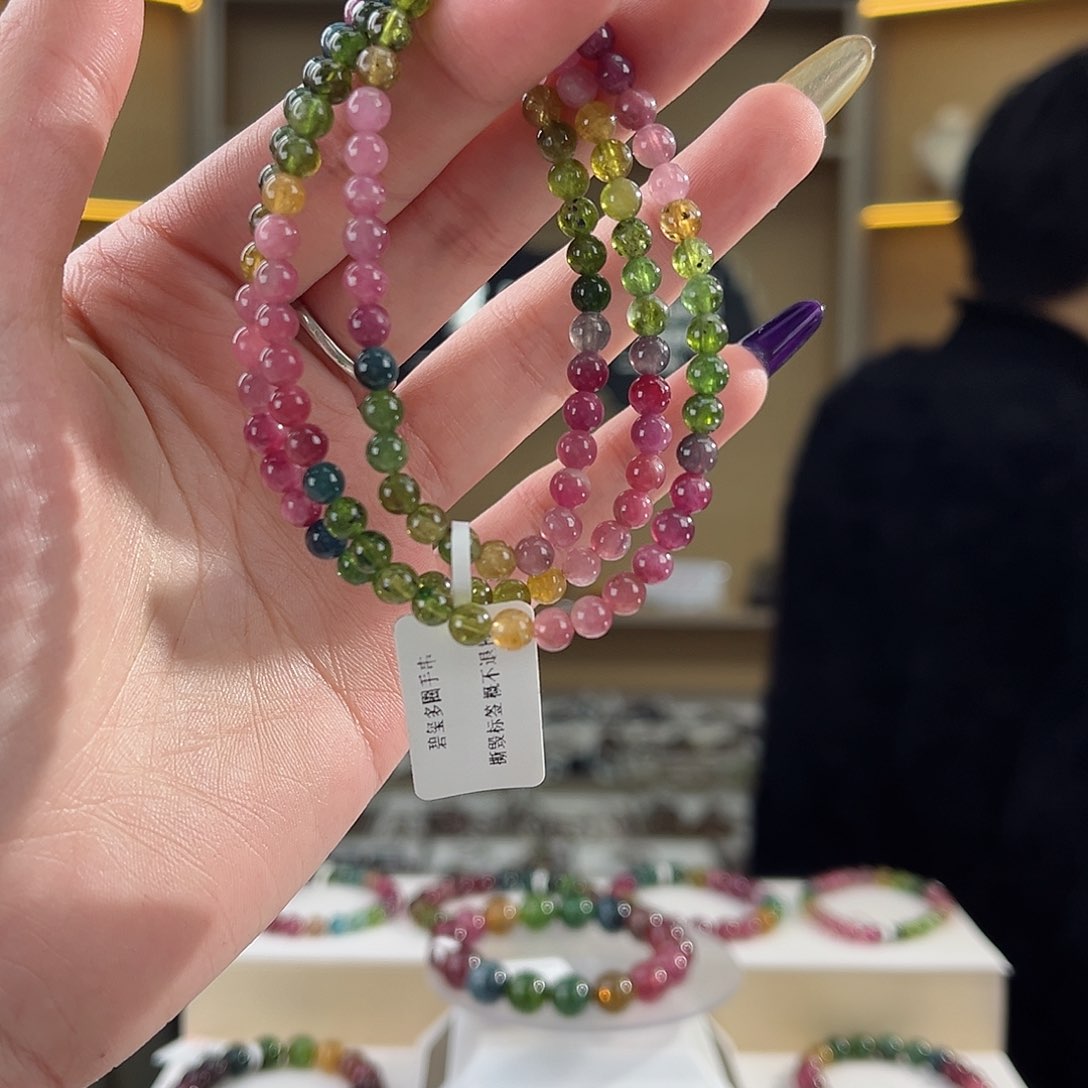 碧玺碧玺4mm。      未镶嵌