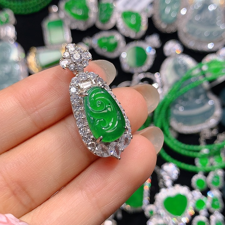 翡翠颈饰未镶嵌翡翠