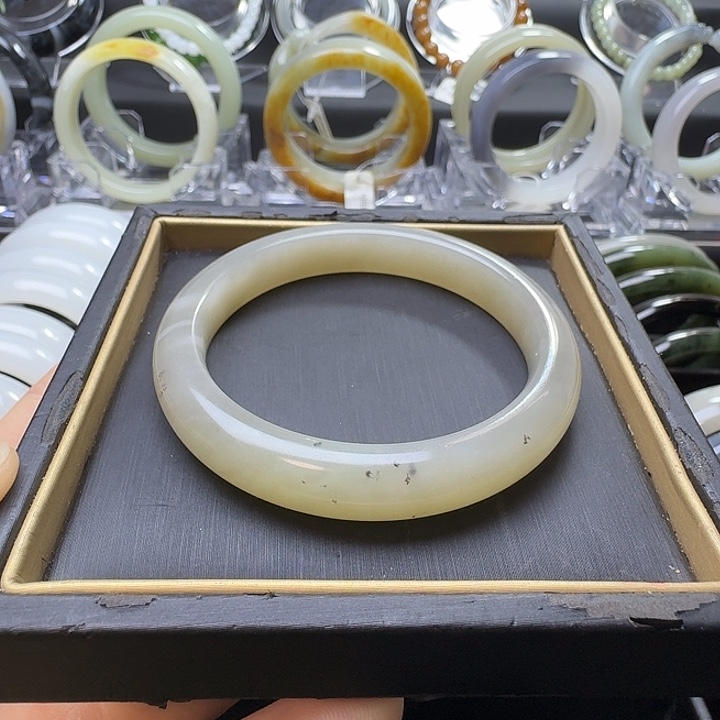 和田玉未镶嵌手镯